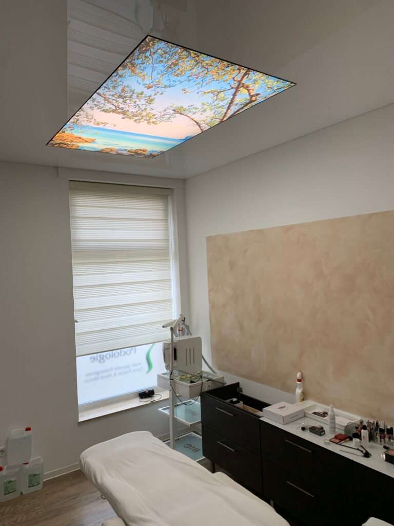 Spanndecke mit bedrucktem Motiv und LED-Beleuchtung in Arztpraxis