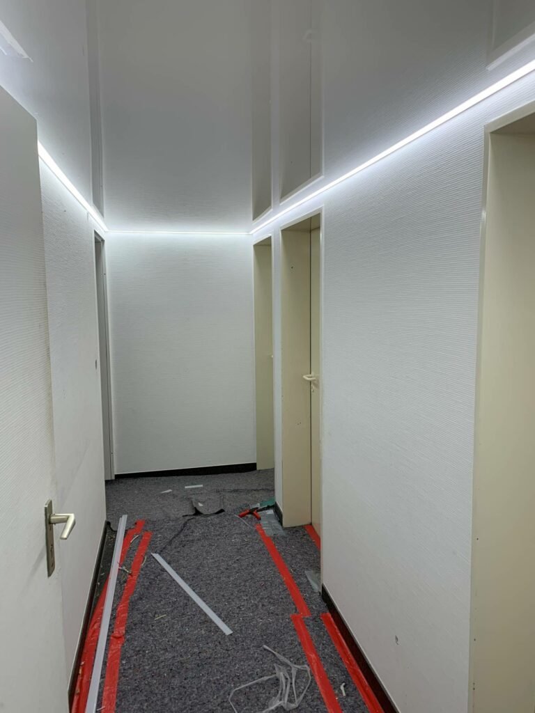 Glänzende Spanndecken