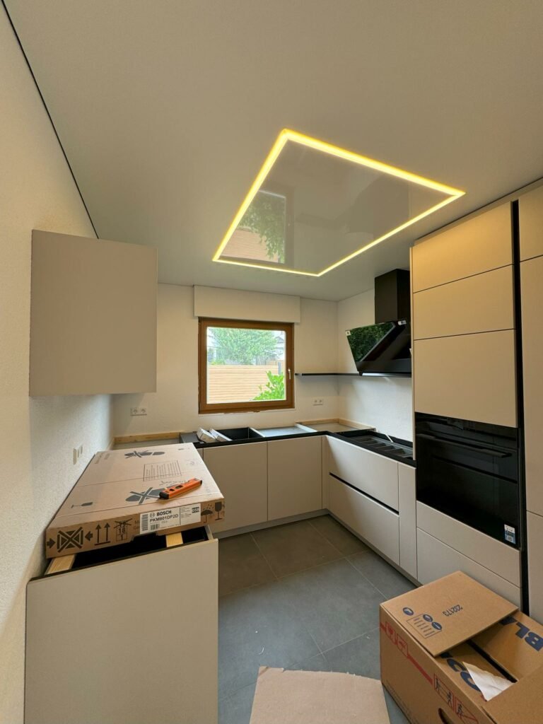 Spanndecke mit gelber LED-Beleuchtung in Küche