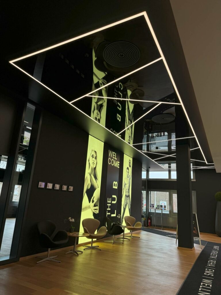 Hochglanz Spanndecken in Schwarz mit LED Linien im Fitness Studio