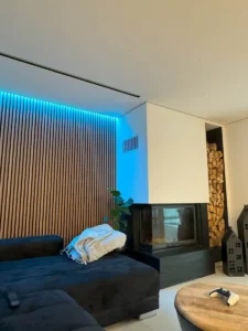 Moderne Spanndecke mit blauer LED-Lichtlinie im Wohnzimmer